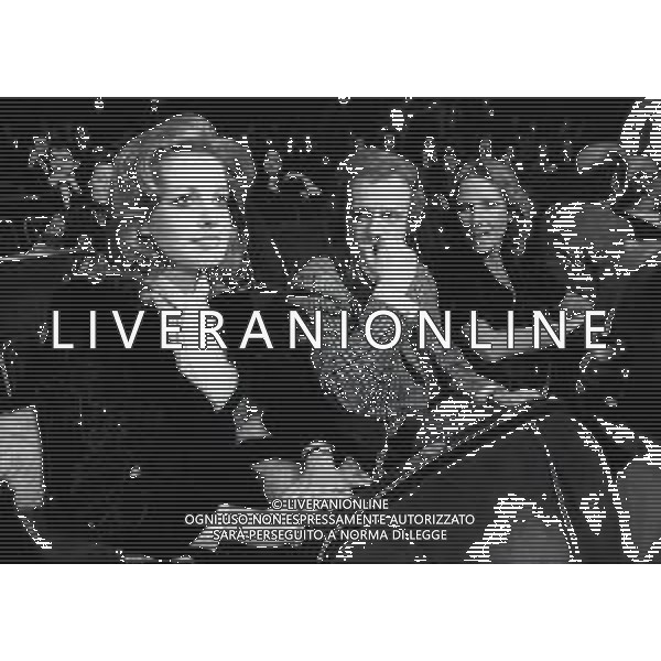 RETROSPETTIVA JOHNNY DORELLI ATTORE E CANTANTE, CONDUTTORE TELEVISIVO, PIANISTA NELLA FOTO JOHNNY DORELLI A MILANO CON CATHERINE SPAAK A UNA SERATA DI PADRE ELIGIO NELL\'ANNO 1974 AG ALDO LIVERANI SAS  