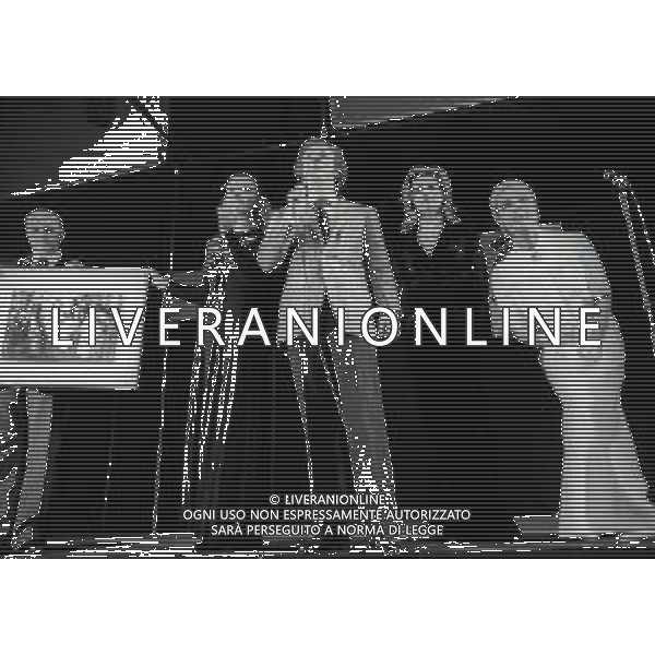 RETROSPETTIVA JOHNNY DORELLI ATTORE E CANTANTE, CONDUTTORE TELEVISIVO, PIANISTA NELLA FOTO JOHNNY DORELLI A MILANO CON CATHERINE SPAAK GIANNI RIVERA E SILVANA PAMPANINI A UNA SERATA DI PADRE ELIGIO NELL\'ANNO 1974 AG ALDO LIVERANI SAS  