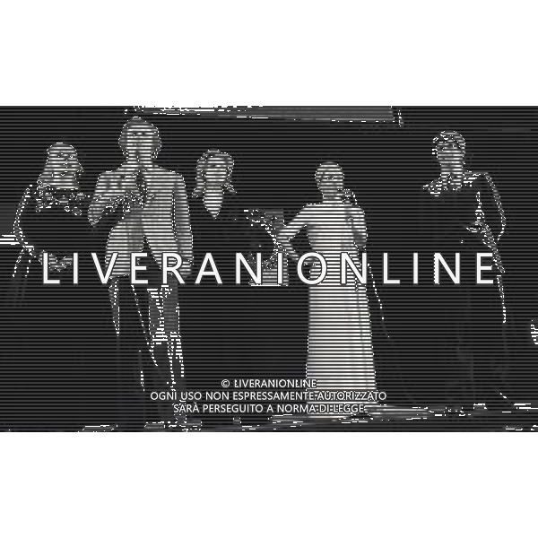 RETROSPETTIVA JOHNNY DORELLI ATTORE E CANTANTE, CONDUTTORE TELEVISIVO, PIANISTA NELLA FOTO JOHNNY DORELLI A MILANO CON CATHERINE SPAAK GIANNI RIVERA E SILVANA PAMPANINI A UNA SERATA DI PADRE ELIGIO NELL\'ANNO 1974 AG ALDO LIVERANI SAS  