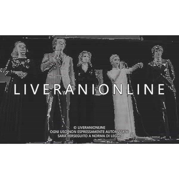 RETROSPETTIVA JOHNNY DORELLI ATTORE E CANTANTE, CONDUTTORE TELEVISIVO, PIANISTA NELLA FOTO JOHNNY DORELLI A MILANO CON CATHERINE SPAAK GIANNI RIVERA E SILVANA PAMPANINI A UNA SERATA DI PADRE ELIGIO NELL\'ANNO 1974 AG ALDO LIVERANI SAS  