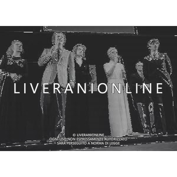 RETROSPETTIVA JOHNNY DORELLI ATTORE E CANTANTE, CONDUTTORE TELEVISIVO, PIANISTA NELLA FOTO JOHNNY DORELLI A MILANO CON CATHERINE SPAAK GIANNI RIVERA E SILVANA PAMPANINI A UNA SERATA DI PADRE ELIGIO NELL\'ANNO 1974 AG ALDO LIVERANI SAS    