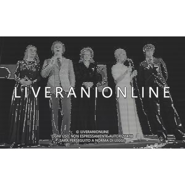 RETROSPETTIVA JOHNNY DORELLI ATTORE E CANTANTE, CONDUTTORE TELEVISIVO, PIANISTA NELLA FOTO JOHNNY DORELLI A MILANO CON CATHERINE SPAAK GIANNI RIVERA E SILVANA PAMPANINI A UNA SERATA DI PADRE ELIGIO NELL\'ANNO 1974 AG ALDO LIVERANI SAS  