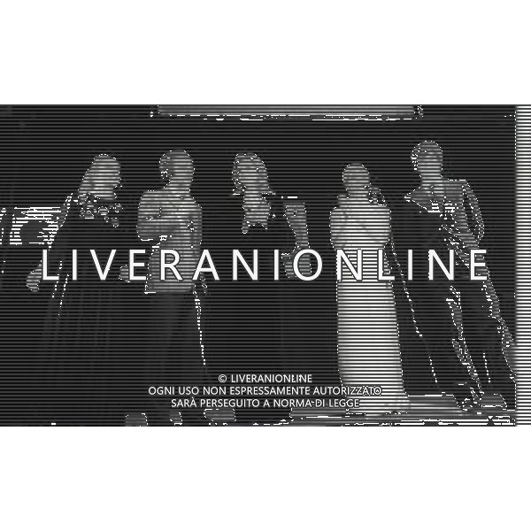 RETROSPETTIVA JOHNNY DORELLI ATTORE E CANTANTE, CONDUTTORE TELEVISIVO, PIANISTA NELLA FOTO JOHNNY DORELLI A MILANO CON CATHERINE SPAAK GIANNI RIVERA E SILVANA PAMPANINI A UNA SERATA DI PADRE ELIGIO NELL\'ANNO 1974 AG ALDO LIVERANI SAS  