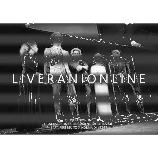 RETROSPETTIVA JOHNNY DORELLI ATTORE E CANTANTE, CONDUTTORE TELEVISIVO, PIANISTA NELLA FOTO JOHNNY DORELLI A MILANO CON CATHERINE SPAAK GIANNI RIVERA E SILVANA PAMPANINI A UNA SERATA DI PADRE ELIGIO NELL\'ANNO 1974 AG ALDO LIVERANI SAS  