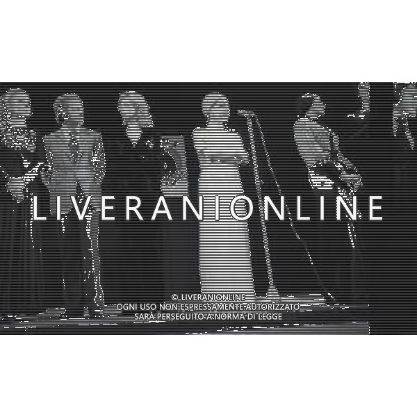 RETROSPETTIVA JOHNNY DORELLI ATTORE E CANTANTE, CONDUTTORE TELEVISIVO, PIANISTA NELLA FOTO JOHNNY DORELLI A MILANO CON CATHERINE SPAAK GIANNI RIVERA E SILVANA PAMPANINI A UNA SERATA DI PADRE ELIGIO NELL\'ANNO 1974 AG ALDO LIVERANI SAS  