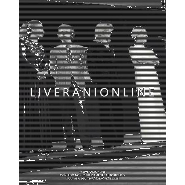 RETROSPETTIVA JOHNNY DORELLI ATTORE E CANTANTE, CONDUTTORE TELEVISIVO, PIANISTA NELLA FOTO JOHNNY DORELLI A MILANO CON CATHERINE SPAAK GIANNI RIVERA E SILVANA PAMPANINI A UNA SERATA DI PADRE ELIGIO NELL\'ANNO 1974 AG ALDO LIVERANI SAS  