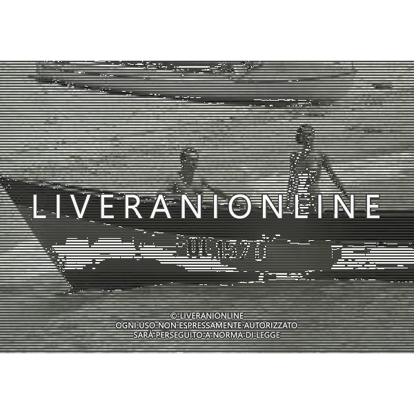 RETROSPETTIVA JOHNNY DORELLI ATTORE E CANTANTE, CONDUTTORE TELEVISIVO, PIANISTA NELLA FOTO JOHNNY DORELLI CON CATHERINE SPAAK IN SARDEGNA NELL\'ANNO 1977 AG ALDO LIVERANI SAS   