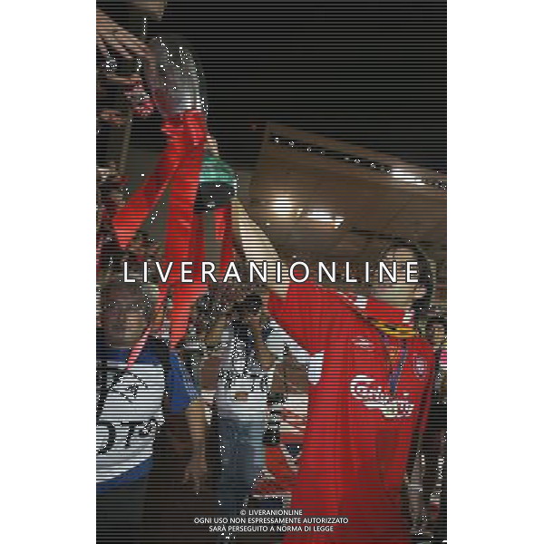 MONTECARLO 26 AGOSTO 2005 SUPERCOPPA EUROPEA LIVERPOOL - CSKA MOSKA NELLA FOTO: BARROS CON IL TROFEO FOTO LUZZANI / AG. ALDO LIVERANI