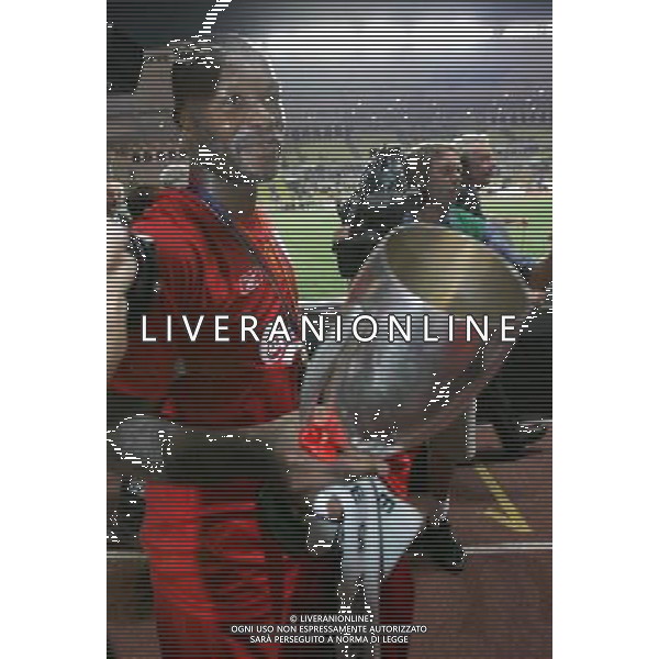 MONTECARLO 26 AGOSTO 2005 SUPERCOPPA EUROPEA LIVERPOOL - CSKA MOSKA NELLA FOTO: CISSE CON IL TROFEO FOTO LUZZANI / AG. ALDO LIVERANI