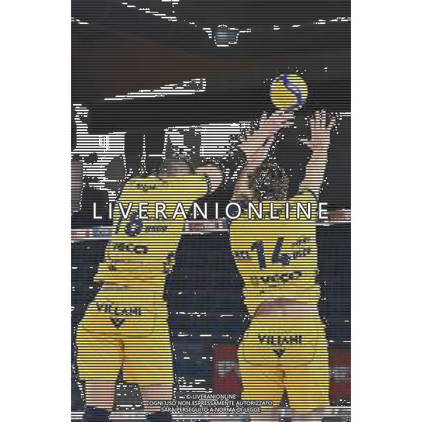 Roberto Bartomeoli/LM - Cucine Lube Civitanova vs Leo Shoes Modena - Volleyball Italian Serie A Men Superleague Championship 2020/2021 16 January 2021 - Palasport Eurosuole Forum, civitanova marche, Italy Photo showing: Block of Daniele Mazzone (Leo Shoes Modena) Luca Vettori (Leo Shoes Modena) @LM/Roberto Bartomeoli AG ALDO LIVERANI SAS