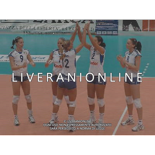 LIVORNO,26 AGOSTO 2005 VOLLEY FEMMINILE QUADRANGOLARE INTERNAZIONALE \'CITTA\' DI LIVORNO\' PARTITA ITALIA-CROAZIA NELLA FOTO: LA FORMAZIONE FOTO BIZZI-A.LIVERANI