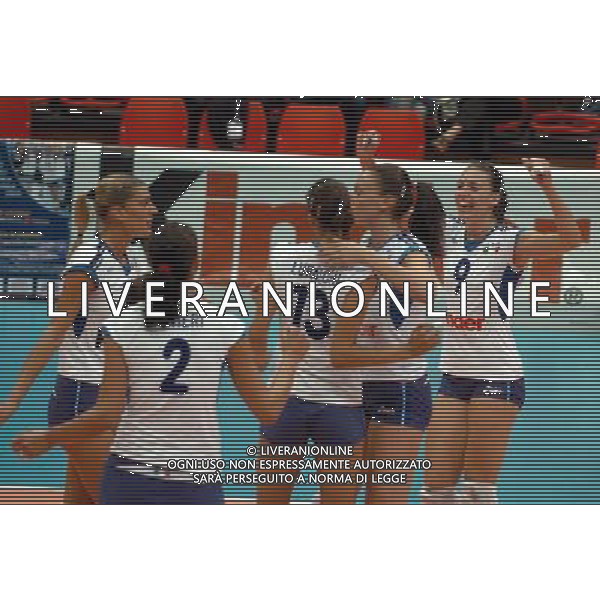 LIVORNO,26 AGOSTO 2005 VOLLEY FEMMINILE QUADRANGOLARE INTERNAZIONALE \'CITTA\' DI LIVORNO\' PARTITA ITALIA-CROAZIA NELLA FOTO: ESULTANZA PUNTO FOTO BIZZI-A.LIVERANI