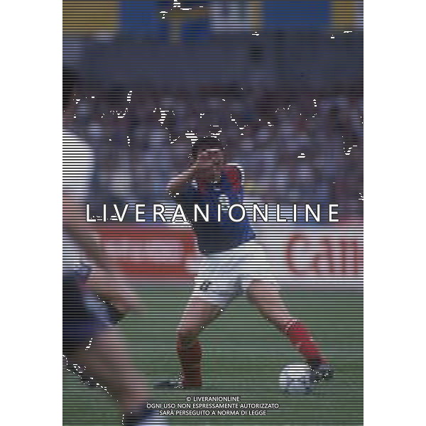 RETROSPETTIVA FRANCK SAUZEE CALCIATORE FRANCESE CON LA MAGLIA NAZIONALE DELLA FRANCIA AGLI EUROPEI DEL 1992. ©Archivio DFP/AGENZIA ALDO LIVERANI SAS