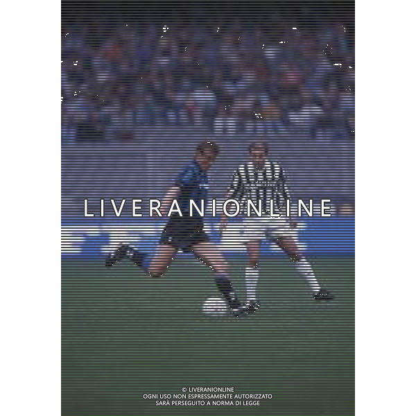 RETROSPETTIVA FRANCK SAUZEE CALCIATORE FRANCESE CON LA MAGLIA DELL\'ATALANTA NEL 1993-1994. NELLA FOTO CON ANTONIO CONTE (JUVENTUS) ©Archivio DFP/AGENZIA ALDO LIVERANI SAS