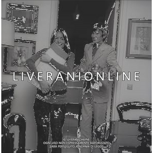 RETROSPETTIVA NADA MALANIMA CANTANTE NELLA FOTO NADA MALANIMA A ROMA CON ROSALINO CELLAMARE PSEDONIMO RON NELL\'ANNO 1970 AG ALDO LIVERANI SAS