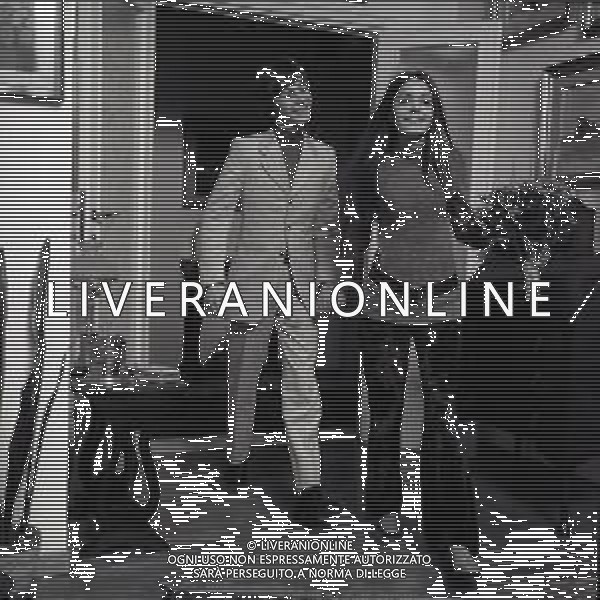RETROSPETTIVA NADA MALANIMA CANTANTE NELLA FOTO NADA MALANIMA A ROMA CON ROSALINO CELLAMARE PSEDONIMO RON NELL\'ANNO 1970 AG ALDO LIVERANI SAS