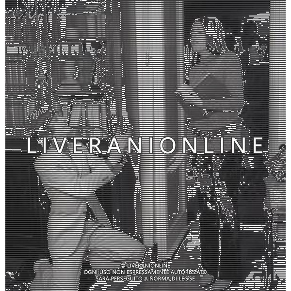 RETROSPETTIVA NADA MALANIMA CANTANTE NELLA FOTO NADA MALANIMA A ROMA CON ROSALINO CELLAMARE PSEDONIMO RON NELL\'ANNO 1970 AG ALDO LIVERANI SAS