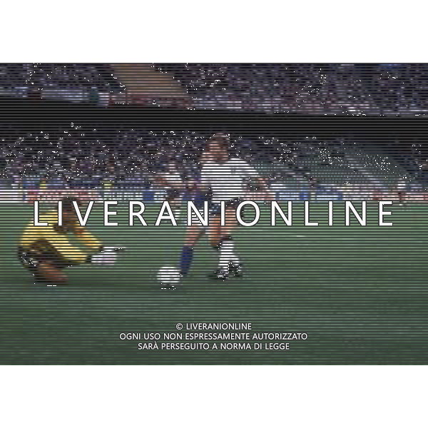 RETROSPETTIVA PETER SHILTON CALCIATORE - PORTIERE NAZIONALE INGLESE NELLA FOTO NEL 1990 AI MONDIALI DI ITALIA 90 ARCHIVIO AG. ALDO LIVERANI SAS