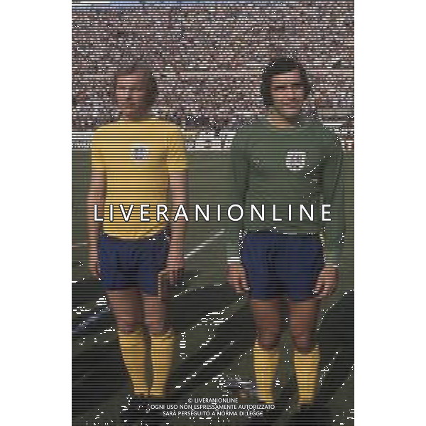 RETROSPETTIVA ANNI \'70 - PETER SHILTON CALCIATORE - PORTIERE NAZIONALE INGLESE NELLA FOTO CON BOBBY MOORE ARCHIVIO AG. ALDO LIVERANI SAS