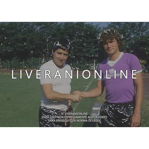 RETROSPETTIVA FEDERICO ROSSI CALCIATORE - NELLA FOTO CON LA MAGLIA DELLA FIORENTINA NEL 1982-1983 CON L\'ALLENATORE GIANCARLO DE SISTI DURANTE L\'ALLENAMENTO ARCHIVIO AG. ALDO LIVERANI SAS