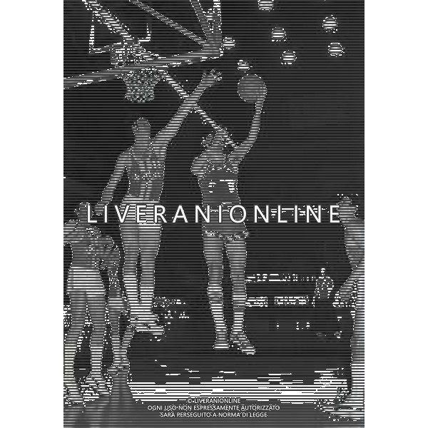 1977 MILANO CAMPIONATO DI BASKET SERIE A 1 XEROX MILANO-BRILL CAGLIARI NELLA FOTO AZIONE DI GIOCO AG ALDO LIVERANI SAS