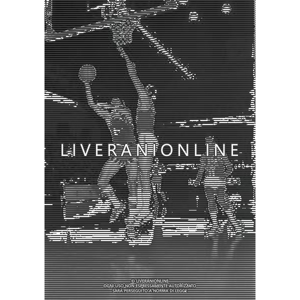 1977 MILANO CAMPIONATO DI BASKET SERIE A 1 XEROX MILANO-BRILL CAGLIARI NELLA FOTO AZIONE DI GIOCO AG ALDO LIVERANI SAS