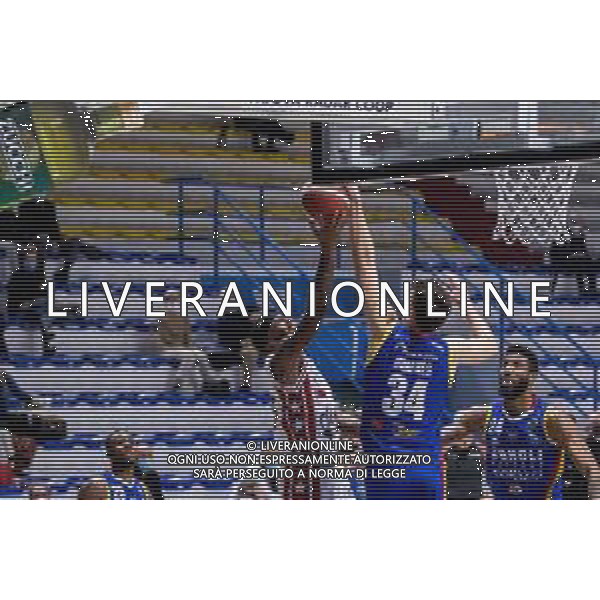 Matteo Casoni/LM - Vanoli Cremona vs A|X Armani Exchange Milano - Italian Basketball A Serie Championship 2020/2021 19 January 2021 - Palazzetto dello Sport Mario Radi, cremona, Italy Photo showing: Daulton Hommes (Vanoli Cremona) stop Malcom Delaney (A|X Armani Exchange Milano) throw @LM/Matteo Casoni/ AGENZIA ALDO LIVERANI SAS