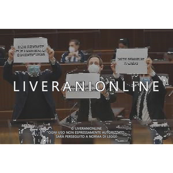 ¬© TVRG la protesta dei gruppi di opposizione Milano 19-01-2021 Seduta del consiglio regionale di Regione Lombardia foto Roberto Garavaglia/agenzia Aldo Liverani sas / AGENZIA ALDO LIVERANI SAS