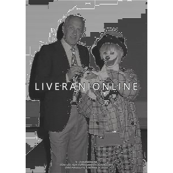 RETROSPETTIVA SANDRA MONDAINI ATTRICE NELLA FOTO RAIMONDO VIANELLO CON SANDRA MONDAINI SBIRULINO A MILANO NELL\'ANNO 1982 AG ALDO LIVERANI SAS
