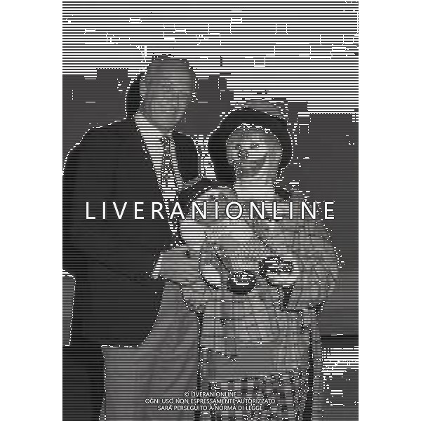 RETROSPETTIVA SANDRA MONDAINI ATTRICE NELLA FOTO RAIMONDO VIANELLO CON SANDRA MONDAINI SBIRULINO A MILANO NELL\'ANNO 1982 AG ALDO LIVERANI SAS