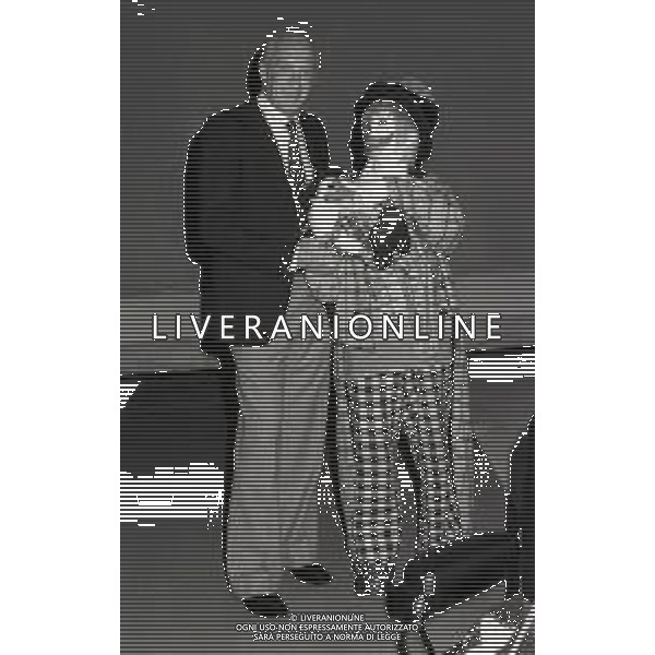 RETROSPETTIVA SANDRA MONDAINI ATTRICE NELLA FOTO RAIMONDO VIANELLO CON SANDRA MONDAINI SBIRULINO A MILANO NELL\'ANNO 1982 AG ALDO LIVERANI SAS