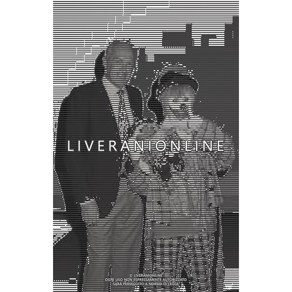 RETROSPETTIVA SANDRA MONDAINI ATTRICE NELLA FOTO RAIMONDO VIANELLO CON SANDRA MONDAINI SBIRULINO A MILANO NELL\'ANNO 1982 AG ALDO LIVERANI SAS