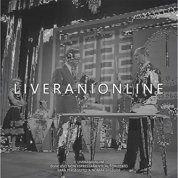 RETROSPETTIVA MIKE BONGIORNO CONDUTTORE TELEVISIVO NELLA FOTO MIKE BONGIORNO CON LUOIS CHIRON ALLA TRASMISSIONE TELEVISIVA “LASCIA O RADDOPPIA “ANNI 1950-1955 AG ALDO LIVERANI SAS