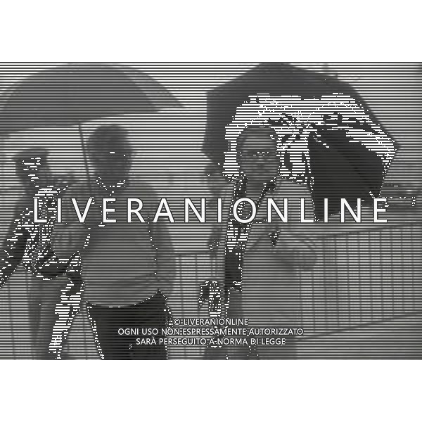 RETROSPETTIVA UGO TOGNAZZI ATTORE NELLA FOTO UGO TOGNAZZI CON DINO RISI A CANNES NELL\'ANNO 1977 AG ALDO LIVERANI SAS