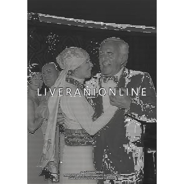 RETROSPETTIVA ADOLFO CELI ATTORE NELLA FOTO ADOLFO CELI CON GAIA GERMANI ALLA PREMIAZIONE DELLE GROLLE D\'ORO A SAINT VINCENT NELL\'ANNO 1971 AG ALDO LIVERANI SAS