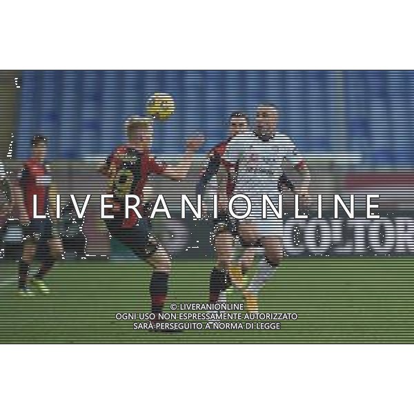 Danilo Vigo/LM - Genoa CFC vs Cagliari Calcio - Italian football Serie A match 2020/2021 24 January 2021 - Luigi Ferraris stadium, Genova, Italy Photo showing: Lennart Czyborra (Genoa) , Radja Nainggolan (Cagliari) @LM/Danilo Vigo/AGENZIA ALDO LIVERANI SAS