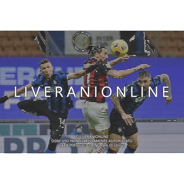 Zlatan Ibrahimovic (Milan) tra Ivan Perisic (Inter) e Aleksandar Kolarov (Inter) Inter vs Milan Coppa Italia - quarti di finale Milano 26-01-2021 Stadio Giuseppe Meazza - San Siro foto Roberto Garavaglia/ag. Aldo Liverani sas /AGENZIA ALDO LIVERANI SAS