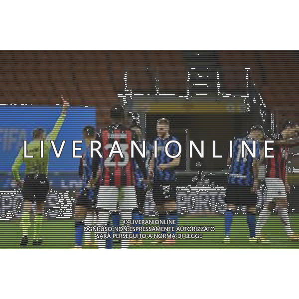 l\'arbitro Paolo Valeri estrae il cartellino rosso per l\'espulsione di Zlatan Ibrahimovic (Milan) Inter vs Milan Coppa Italia - quarti di finale Milano 26-01-2021 Stadio Giuseppe Meazza - San Siro foto Roberto Garavaglia/ag. Aldo Liverani sas /AGENZIA ALDO LIVERANI SAS