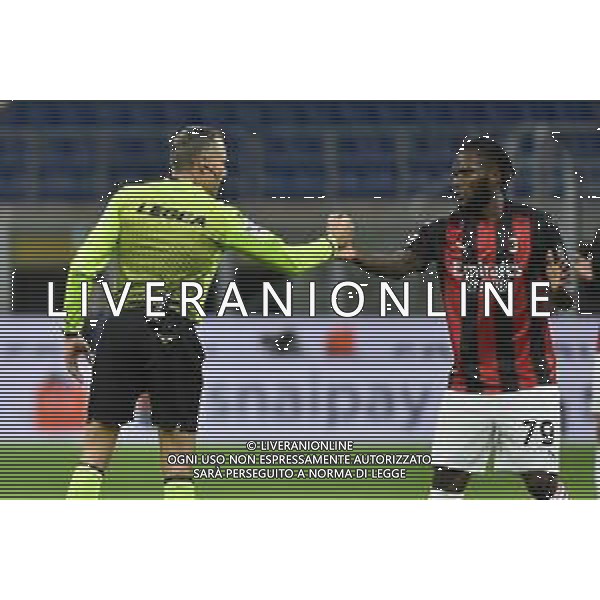 l’arbitro Paolo Valeri di Roma SX e Franck Kessie (Milan) DX Inter vs Milan Coppa Italia - quarti di finale Milano 26-01-2021 Stadio Giuseppe Meazza - San Siro foto Roberto Garavaglia/ag. Aldo Liverani sas
