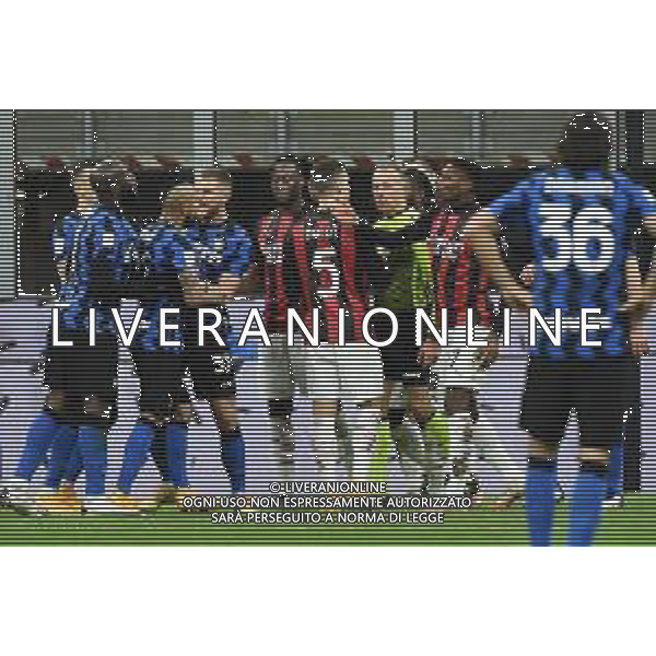 l’arbitro Paolo Valeri di Roma durante il momento di tensione tra i giocatori delle due squadre Inter vs Milan Coppa Italia - quarti di finale Milano 26-01-2021 Stadio Giuseppe Meazza - San Siro foto Roberto Garavaglia/ag. Aldo Liverani sas