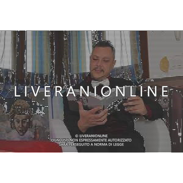 Rimini 29/01/2021 - TIZIANO CORBELLI Direttore Artistico Santarcangiolese ideatore delle Luminarie Parlanti che hanno illuminato molte città Italiane come Santarcangelo di Romagna-Imola-Bologna-Napoli- Milano-Sanremo-Pesaro - Scandiano- nella foto: il Direttore Artistico Tiziano Corbelli con il libro di Gianni Fucci ©Claudio Zamagni/Agenzia Aldo Liverani s.a.s.