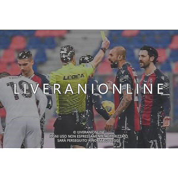BOLOGNA - MILAN CAMPIONATO CALCIO SERIE A TIM 30.01.2021 NELLA FOTO l\'arbitro Daniele Doveri estrae il cartellino giallo per l\'ammonizione ©VILLANI/AGENZIA ALDO LIVERANI SAS