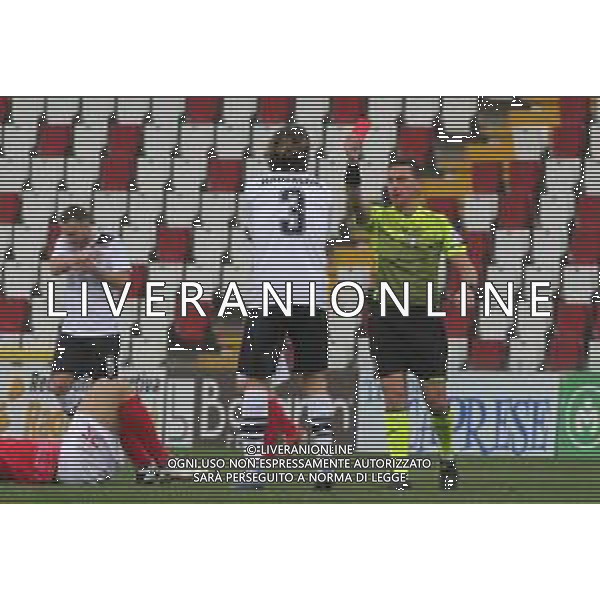 TRIESTINA - CESENA CAMPIONATO CALCIO SERIE C LEGA PRO 30.01.2021 NELLA FOTO L\'ARBITRO MARCO RICCI ESTRAE IL CARTELLINO ROSSO PER L\'ESPULSIONE DI ROSARIO MADDALONI © AGENZIA ALDO LIVERANI SAS