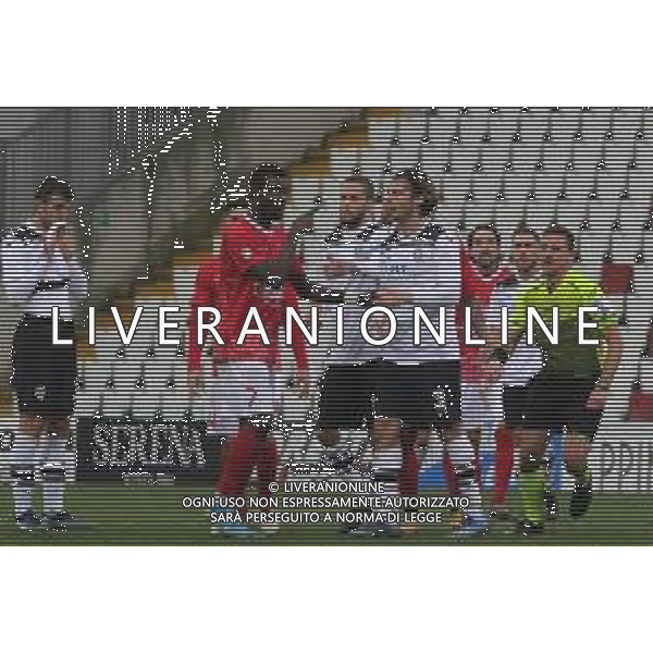 TRIESTINA - CESENA CAMPIONATO CALCIO SERIE C LEGA PRO 30.01.2021 NELLA FOTO PROTESTE PER L\'ESPULSIONE DI ROSARIO MADDALONI - DAVIS MENSAH © AGENZIA ALDO LIVERANI SAS