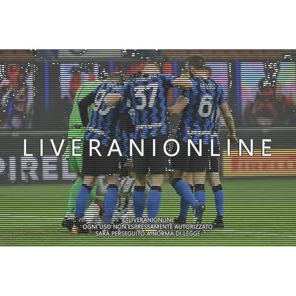 Juan Cuadrado (Juventus) accerchiato dai giocatori dell\'Inter dopo aver subito il fallo da il rigore poi assegnato dal VAR Inter vs Juventus Coppa Italia - semifinale gara di andata Milano 02-02-2021 Stadio Giuseppe Meazza - San Siro foto Roberto Garavaglia/ag. Aldo Liverani sas