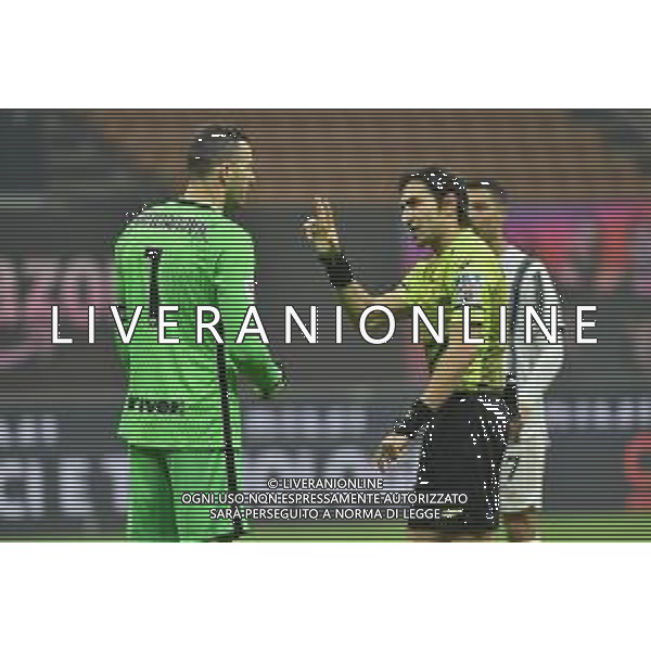 Samir Handanovic (Inter) porotersta con l’arbitro Gianpaolo Calvarese Inter vs Juventus Coppa Italia - semifinale gara di andata Milano 02-02-2021 Stadio Giuseppe Meazza - San Siro foto Roberto Garavaglia/ag. Aldo Liverani sas