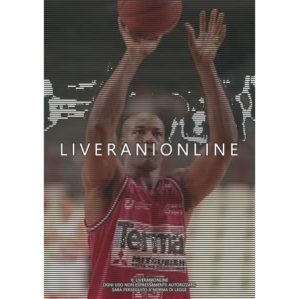 11-10-1998 VARESE CAMPIONATO DI BASKET SERIE A 1 VARESE ROOSTER- TERMAL IMOLA NELLA FOTO SANDERS YAMEN AG ALDO LIVERANI SAS