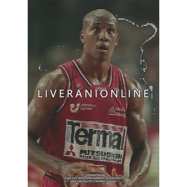 11-10-1998 VARESE CAMPIONATO DI BASKET SERIE A 1 VARESE ROOSTER- TERMAL IMOLA NELLA FOTO SANDERS YAMEN AG ALDO LIVERANI SAS 