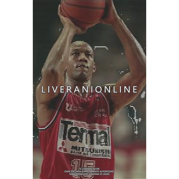 11-10-1998 VARESE CAMPIONATO DI BASKET SERIE A 1 VARESE ROOSTER- TERMAL IMOLA NELLA FOTO SANDERS YAMEN AG ALDO LIVERANI SAS 