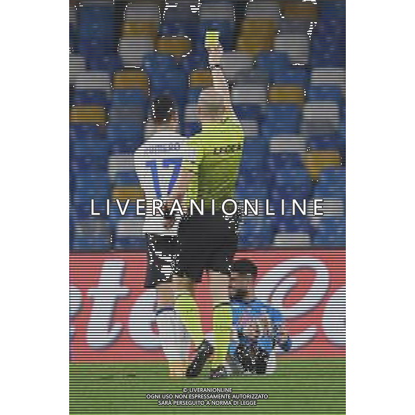 Renato Olimpio/LM - SSC Napoli vs Atalanta BC - Italian football Coppa Italia match 2020/2021 03 February 2021 - Diego Armando Maradona stadium, naples, Italy Photo showing: Michael Fabbri ( referee ) extracts the yellow card from Cristian Romero (Atalanta Bergamasca Calcio) @LM/Renato Olimpio AG ALDO LIVERANI SAS